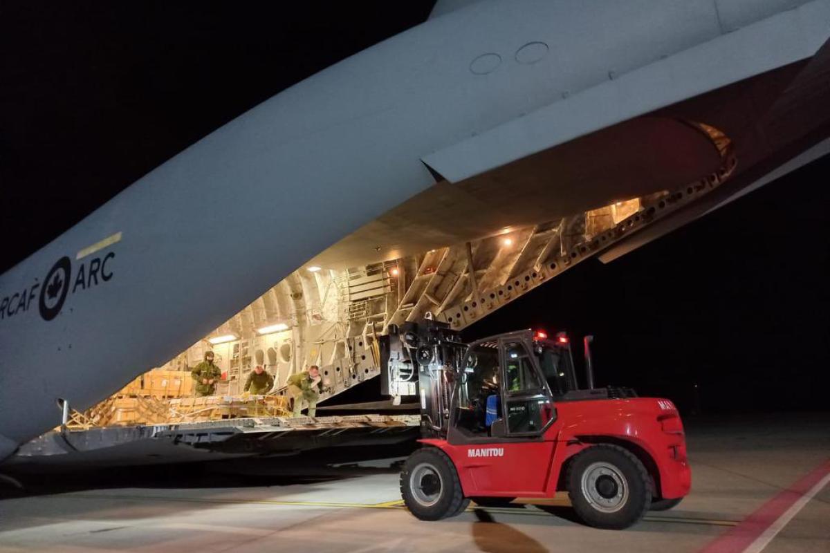 В Україну прибув літак з військовою допомогою від Канади: що на борту В Україну прибув літак з військовою допомогою від Канади: що на борту