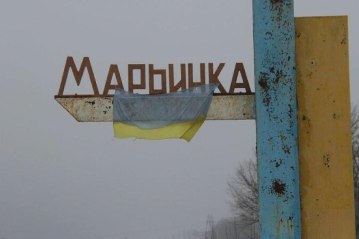 Обстрел Марьинки: снаряд упал у автобусной остановки в центре города, пострадала женщина Обстрел Марьинки: снаряд упал у автобусной остановки в центре города, пострадала женщина