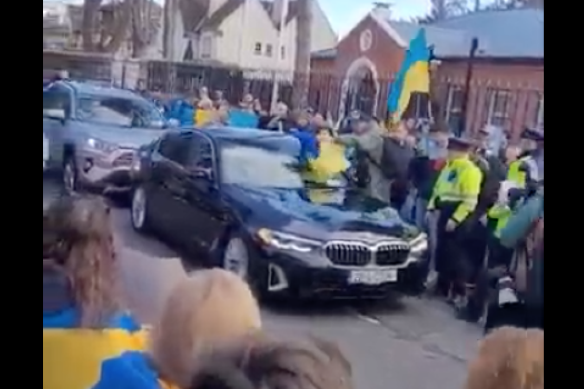 В Дублине у посольства РФ митингующие "радушно" встретили российского дипломата (видео) В Дублине у посольства РФ митингующие "радушно" встретили российского дипломата (видео)