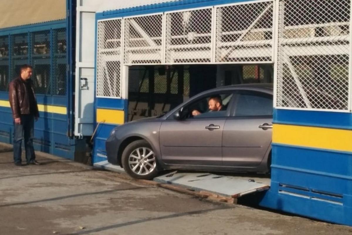 "Укрзализныця" начала перевозить частные авто в специальных вагонах в направлении Львова "Укрзализныця" начала перевозить частные авто в специальных вагонах в направлении Львова