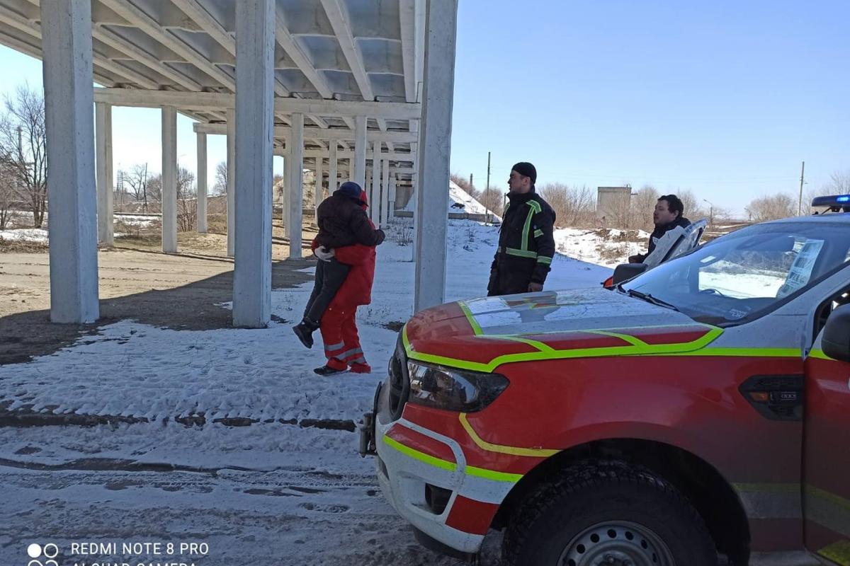 У Рубіжному внаслідок обстрілів зруйновано житловий будинок, загинули жінка та двоє дітей У Рубіжному внаслідок обстрілів зруйновано житловий будинок, загинули жінка та двоє дітей