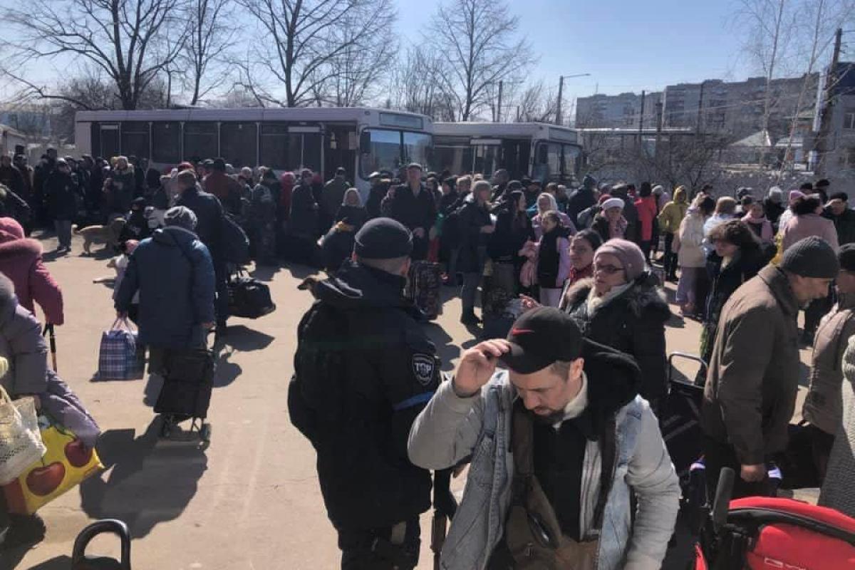 Из Луганщины удалось эвакуировать еще около 900 человек, - Гайдай Из Луганщины удалось эвакуировать еще около 900 человек, - Гайдай