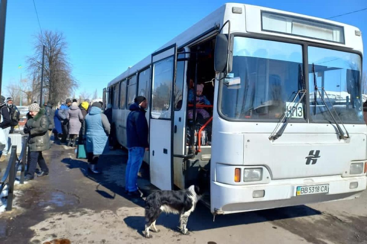 В рамках гуманитарного коридора из Луганщины удалось эвакуировать около 700 человек, - Гайдай