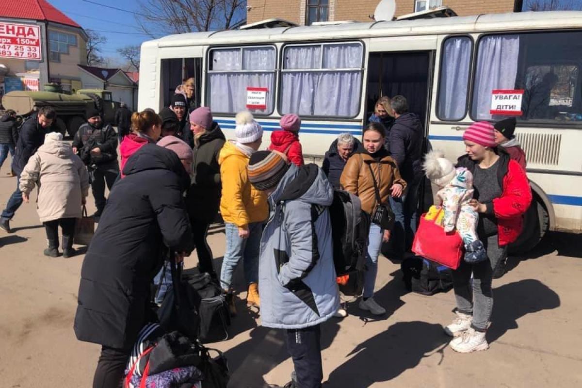 Сегодня из Лисичанска, Северодонецка, Рубежного и Кременной эвакуировали около 500 человек, - Гайдай