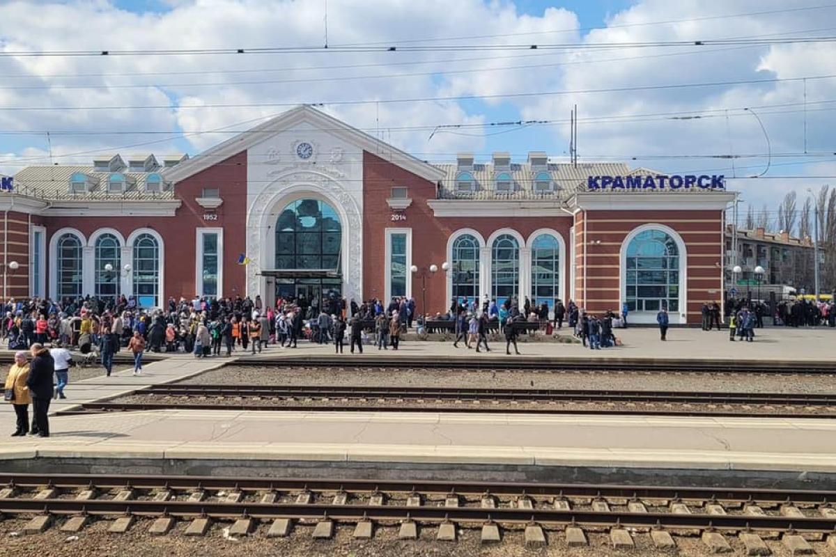 "Эвакуация с Востока заблокирована": почти 500 эвакуированных жителей Луганщины застряли на вокзале в Донецкой области из-за повреждения россиянами железно дороги "Эвакуация с Востока заблокирована": почти 500 эвакуированных жителей Луганщины застряли на вокзале в Донецкой области из-за повреждения россиянами железно дороги