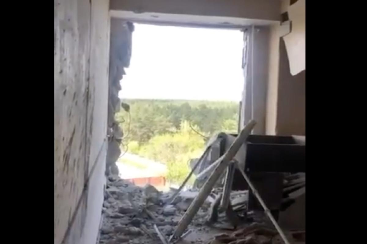 Окупанти обстріляли Сєвєродонецьку лікарню: руйнування суттєві, є жертва (відео) Окупанти обстріляли Сєвєродонецьку лікарню: руйнування суттєві, є жертва (відео)