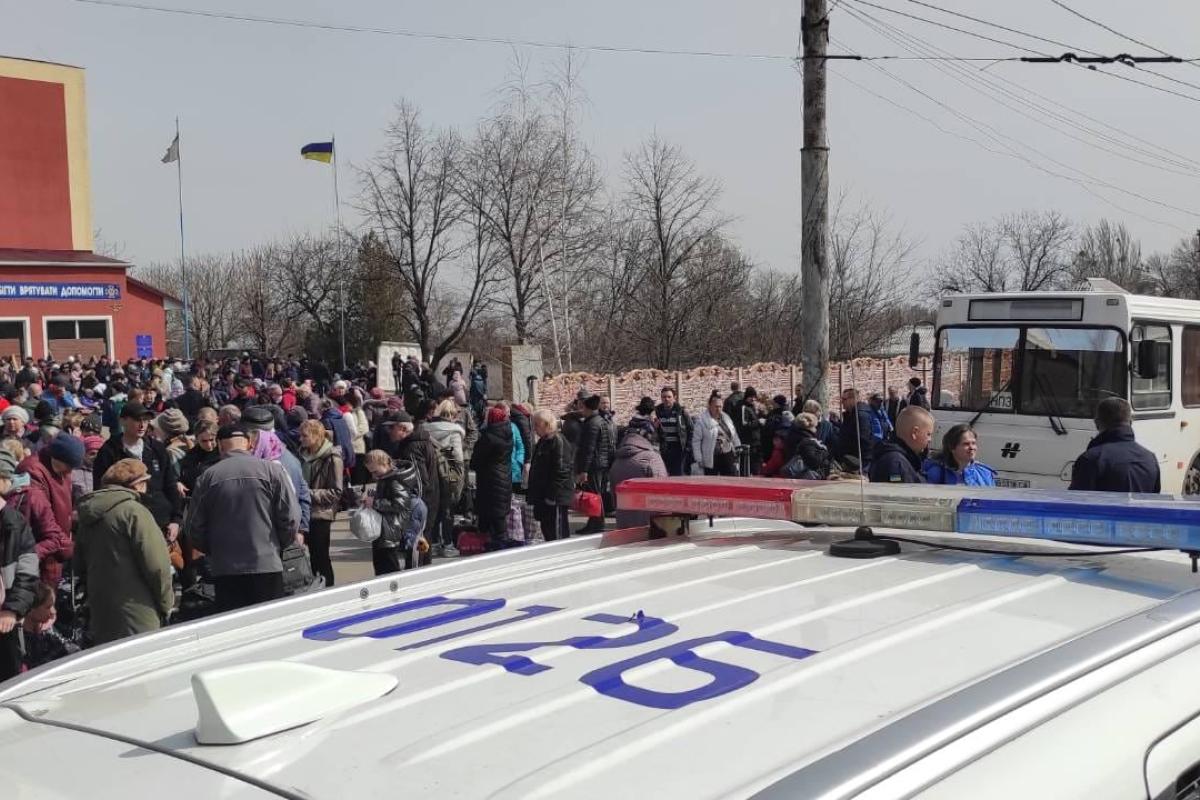 Эвакуационный автобус, который вез людей из Лисичанска, попал под обстрел
