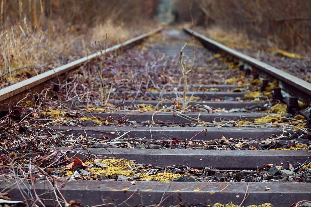 В Днепропетровской области оккупанты разрушили железную дорогу, движение остановлено В Днепропетровской области оккупанты разрушили железную дорогу, движение остановлено
