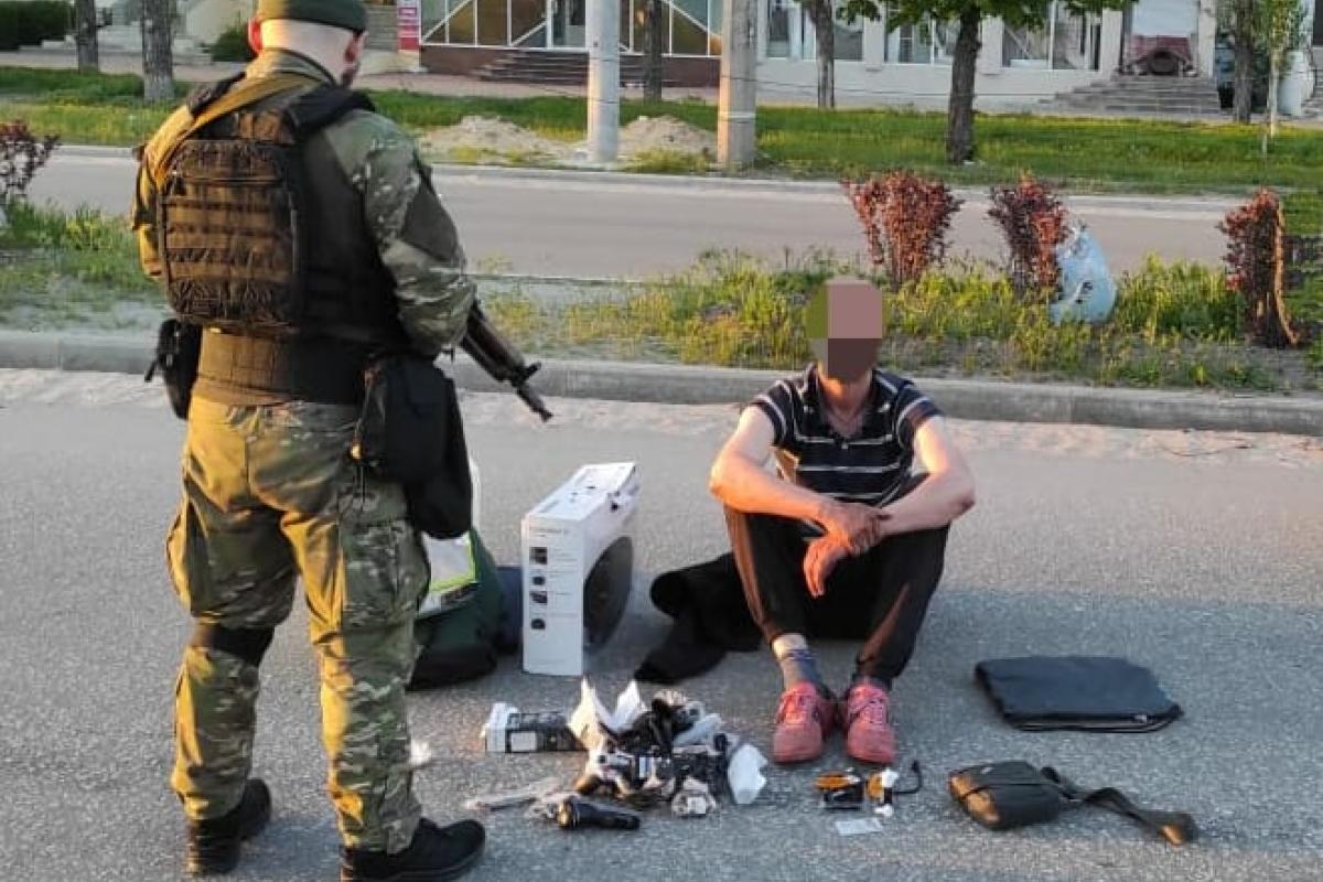 В Северодонецке задержали мародера, который "обчистил" магазин бытовой техники В Северодонецке задержали мародера, который "обчистил" магазин бытовой техники