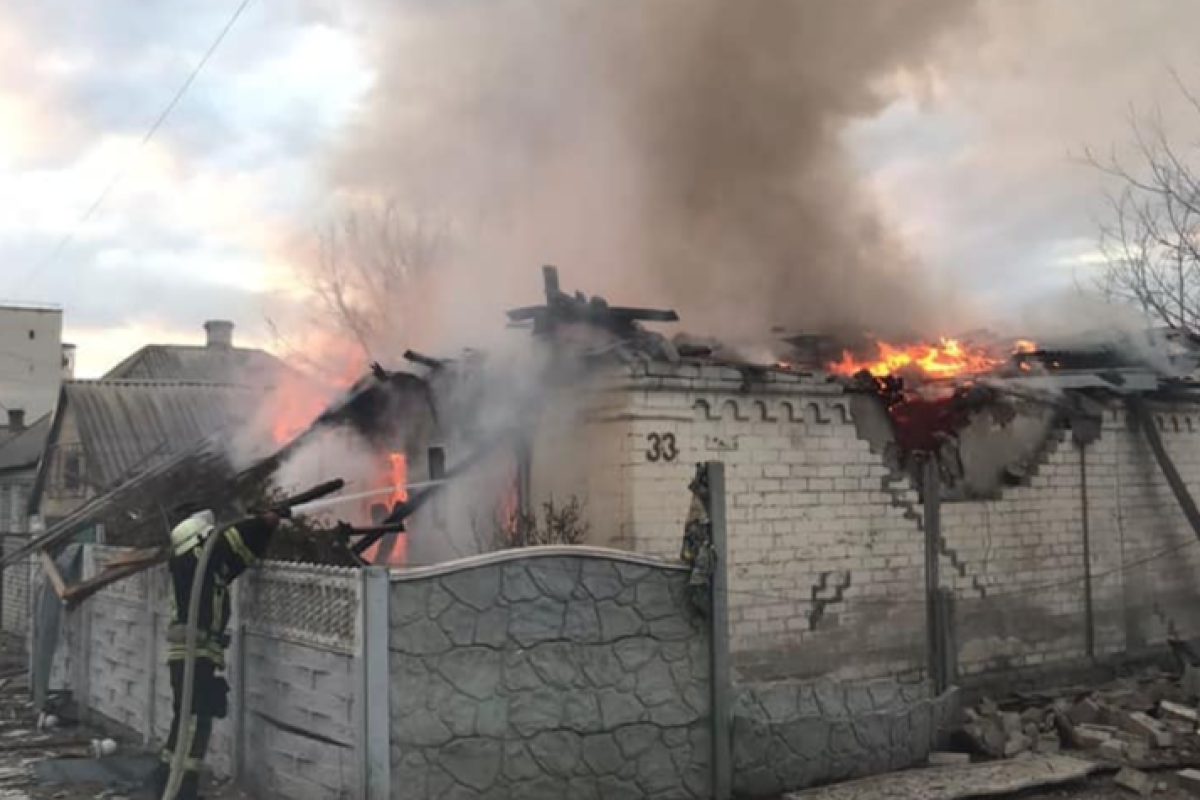 В Рубежном в результате обстрела загорелись два дома, под завалами еще одного оказались люди В Рубежном в результате обстрела загорелись два дома, под завалами еще одного оказались люди