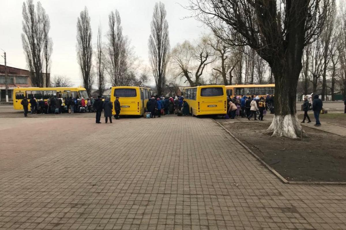Сегодня из Луганщины эвакуировано еще 1200 человек Сегодня из Луганщины эвакуировано еще 1200 человек