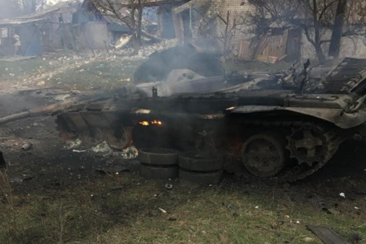 "Приятности на ночь": защитники Луганщины уничтожили вражеский танк, который прятался за стенами дома