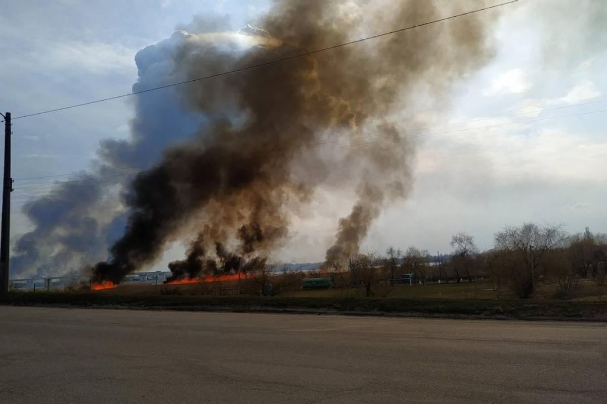 Херсон охватил сильнейший пожар: весь город окутан дымом (видео) Херсон охватил сильнейший пожар: весь город окутан дымом (видео)