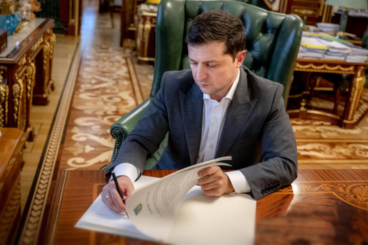 Зеленского просят отменить запрет на выезд мужчин из Украины: петиция уже набрала более 25 тысяч голосов Зеленского просят отменить запрет на выезд мужчин из Украины: петиция уже набрала более 25 тысяч голосов