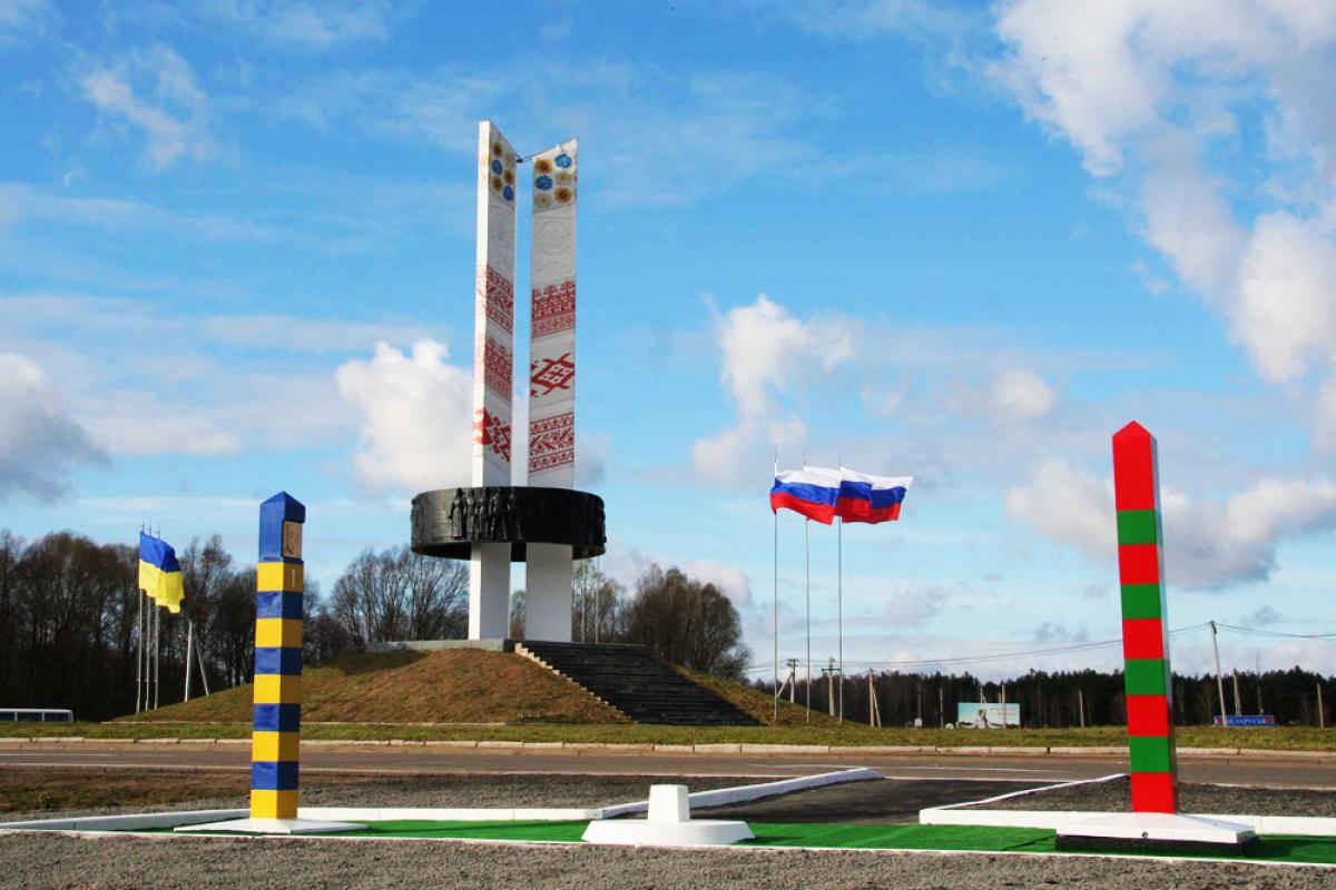 На Черниговщине ликвидируют монумент "Три сестры", посвященный "дружбе" Украины, Беларуси и РФ На Черниговщине ликвидируют монумент "Три сестры", посвященный "дружбе" Украины, Беларуси и РФ