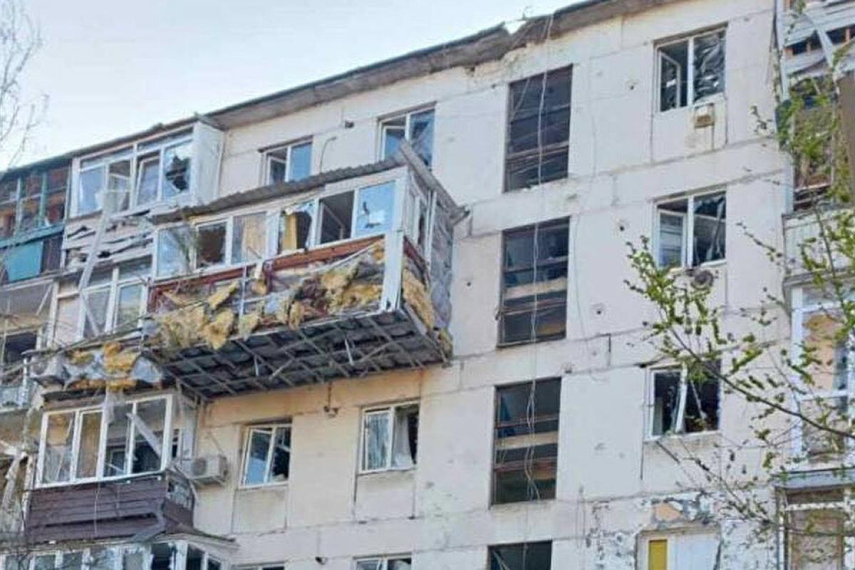 Душевые кабины на улице и готовка на кострах: быт жителей Северодонецка в условиях войны (видео) Душевые кабины на улице и готовка на кострах: быт жителей Северодонецка в условиях войны (видео)