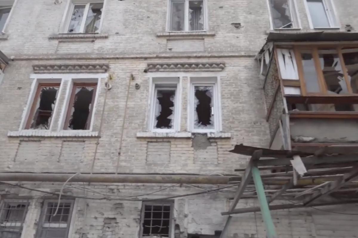 Оккупанты открыли огонь по центру Лисичанска: фото и видео последствий Оккупанты открыли огонь по центру Лисичанска: фото и видео последствий