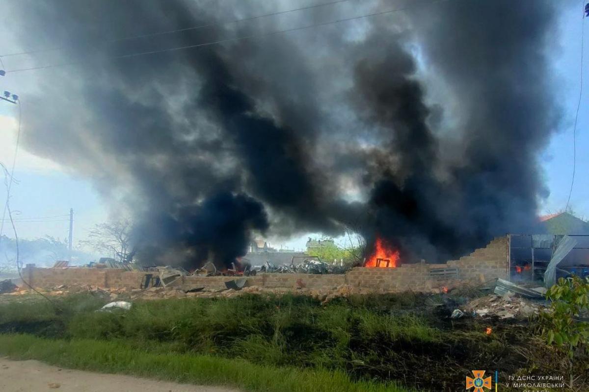 У Миколаєві внаслідок обстрілу спалахнув склад з авто У Миколаєві внаслідок обстрілу спалахнув склад з авто