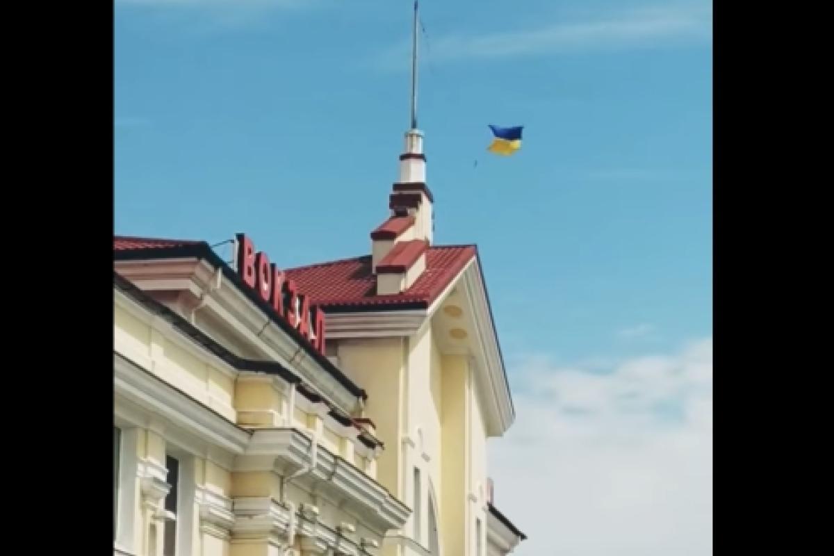 Над железнодорожным вокзалом Херсона вывесили флаг Украины (видео) Над железнодорожным вокзалом Херсона вывесили флаг Украины (видео)