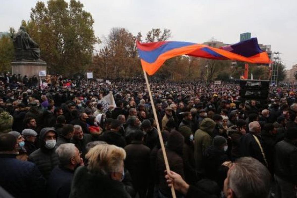 Акции протеста в Ереване: протестующие пошли на штурм МВД Армении