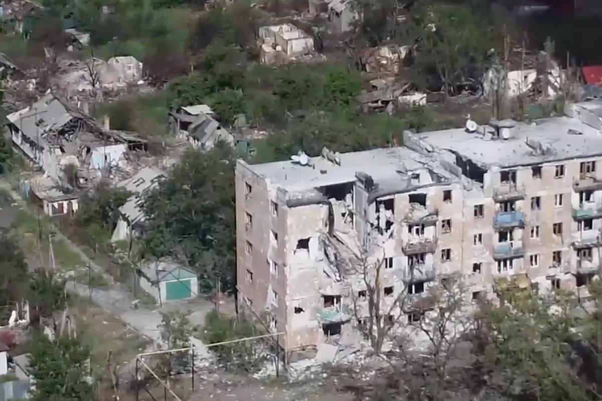 Палають пожежі, багато руйнувань: Тошківка з висоти пташиного польоту (відео)