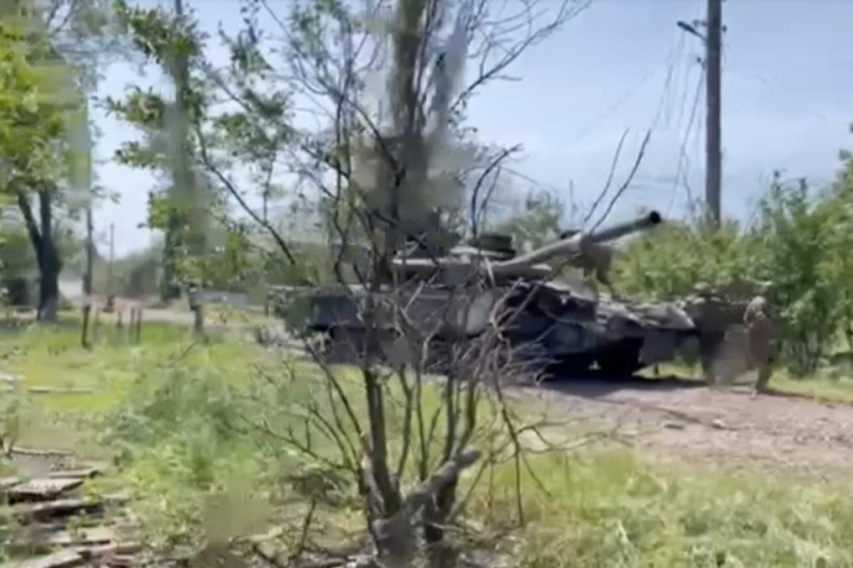 На Луганщине боец ТрО обезвредил вражеский танк, забросив в люк гранату (видео) На Луганщине боец ТрО обезвредил вражеский танк, забросив в люк гранату (видео)