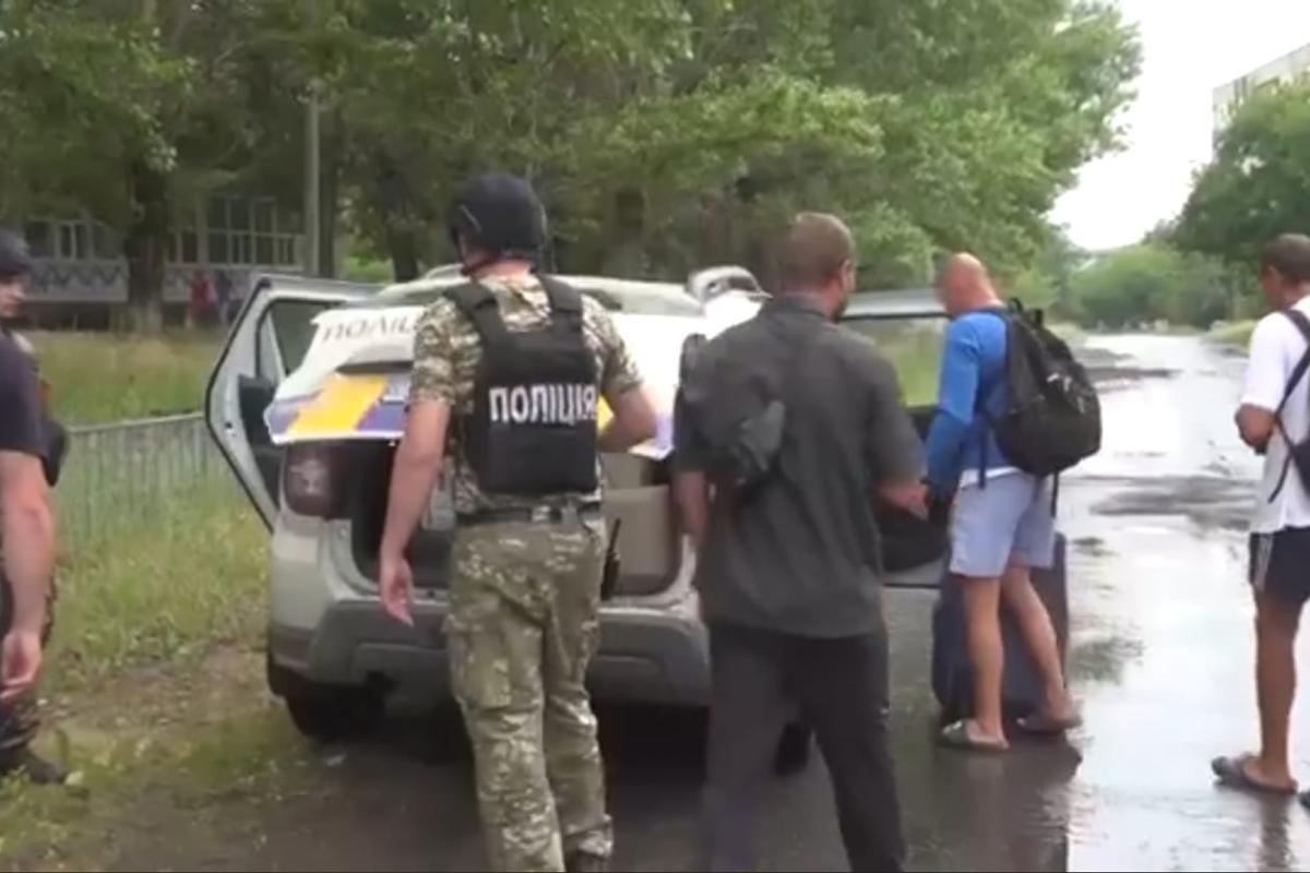 Из Луганской области эвакуированы еще 43 человека, среди которых - две беременные женщины Из Луганской области эвакуированы еще 43 человека, среди которых - две беременные женщины