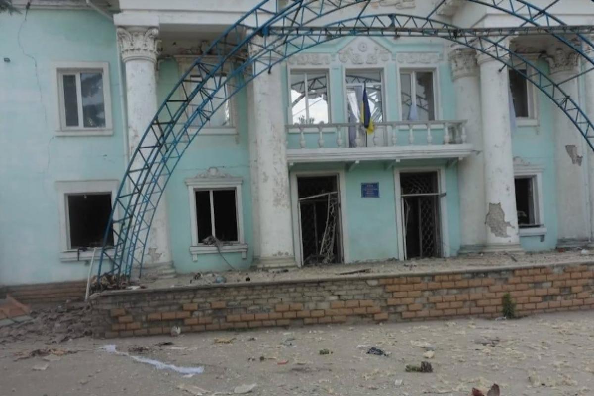 В Лисичанске авиаударом разрушен ДК в районе завода "Пролетарий" (фото и видео)