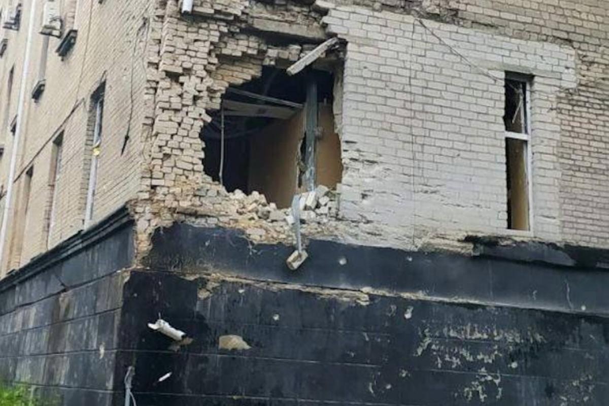 Обстрел городской больницы в Лисичанске: появилось фото последствий