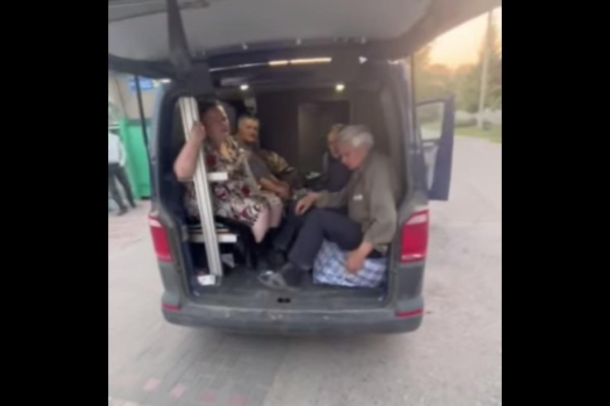 Уже в безопасности: из Лисичанска удалось эвакуировать еще 23 человека