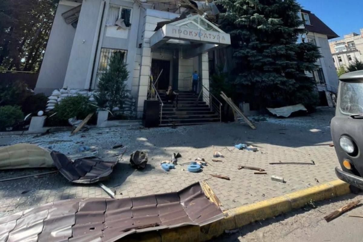 Внаслідок обстрілу Лисичанська пошкоджено будівлю прокуратури Внаслідок обстрілу Лисичанська пошкоджено будівлю прокуратури