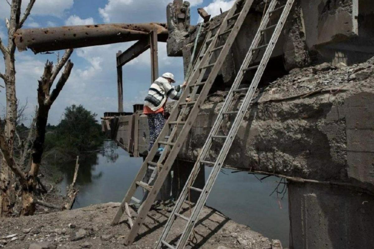 Жители Лисичанска придумали, как переправляться через разрушенный мост к Северодонецку (фото)