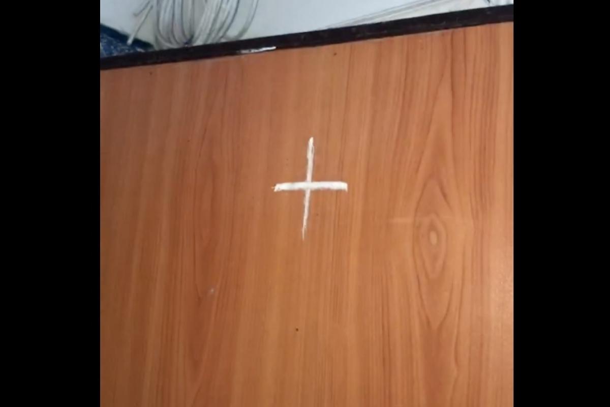 "Це реально страшно": на квартирах та будинках лисичан з'явилися дивні мітки (відео) "Це реально страшно": на квартирах та будинках лисичан з'явилися дивні мітки (відео)