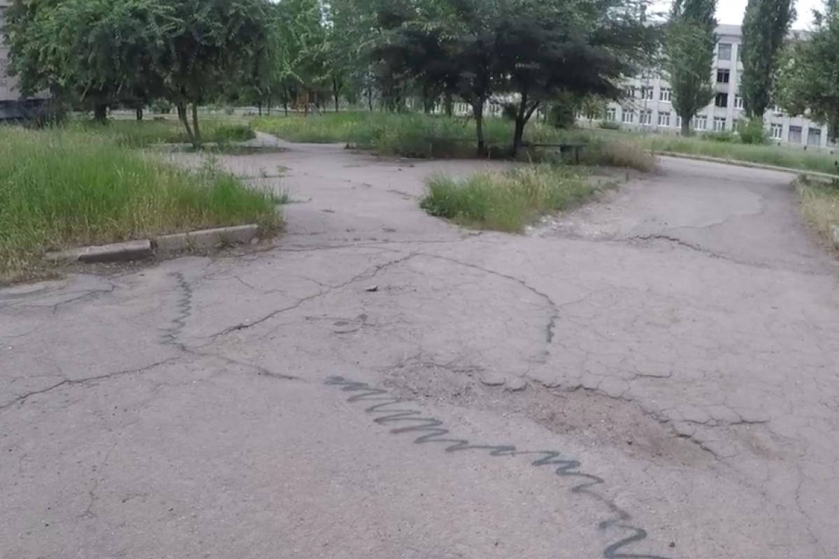У Лисичанську серед житлових будинків виявляють міни: дуже важко помітити У Лисичанську серед житлових будинків виявляють міни: дуже важко помітити