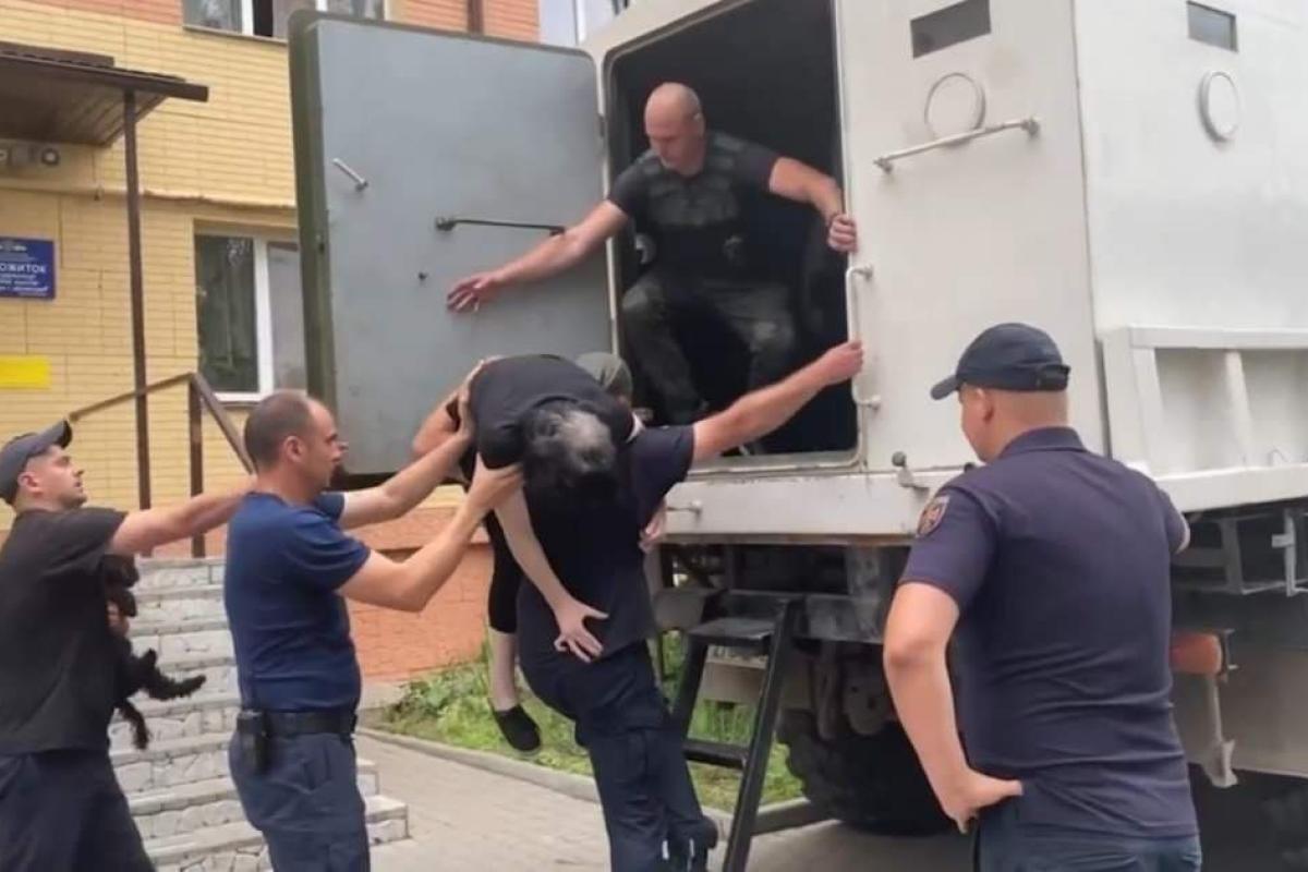 З Лисичанська вдалося евакуювати ще 22 людини, завезено гуманітарну допомогу З Лисичанська вдалося евакуювати ще 22 людини, завезено гуманітарну допомогу
