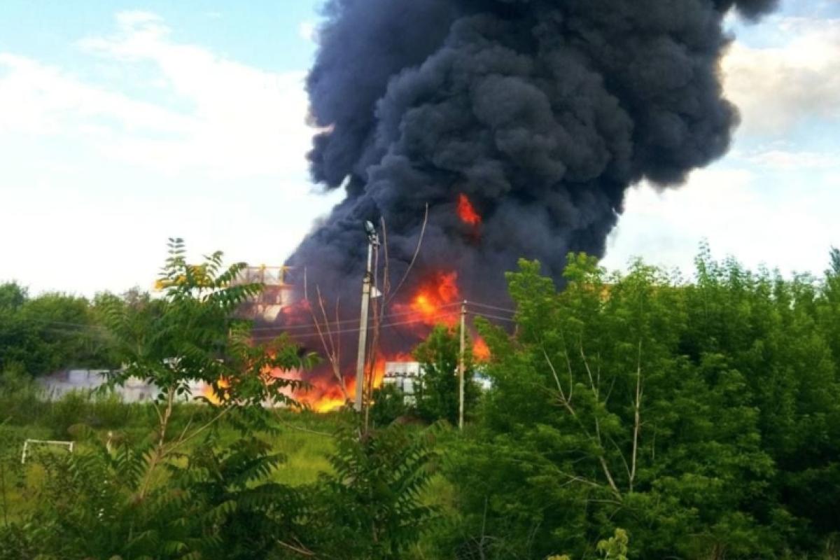 У Запорізькій області сталася пожежа на хімічному заводі У Запорізькій області сталася пожежа на хімічному заводі