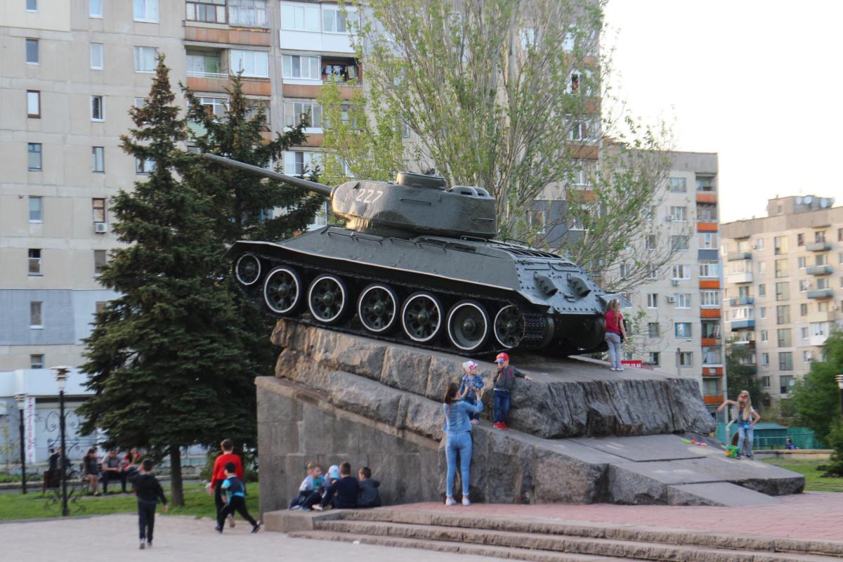 Танк, який стояв на постаменті в центрі Лисичанська, вдалося завести - він поїхав (відео) Танк, який стояв на постаменті в центрі Лисичанська, вдалося завести - він поїхав (відео)