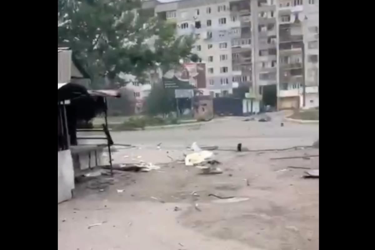 "Прильоти" в будинки та згорілий ринок: нове відео з Лисичанська