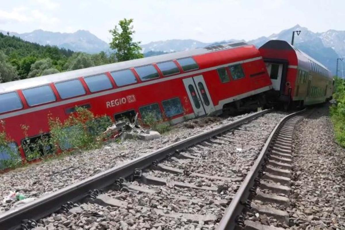 У баварських Альпах зійшов з рейок поїзд: є загиблі, десятки людей постраждали У баварських Альпах зійшов з рейок поїзд: є загиблі, десятки людей постраждали