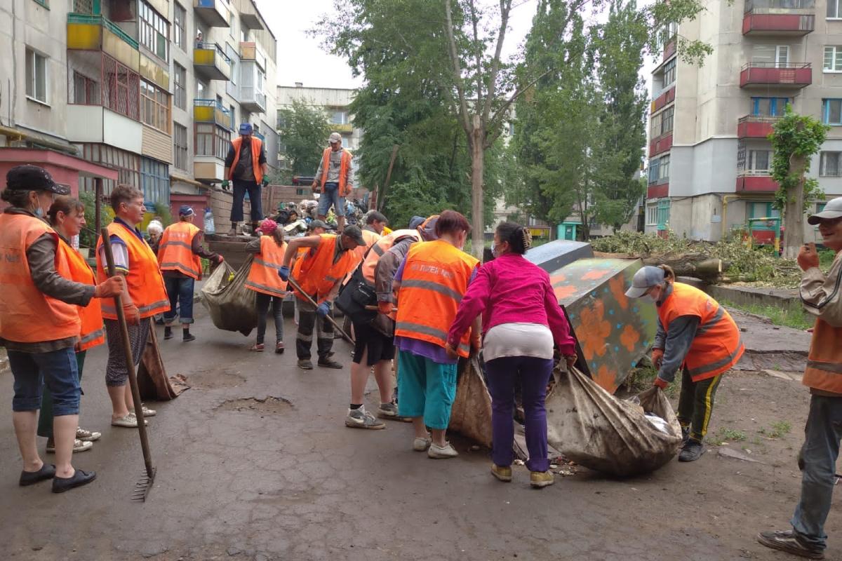 Несмотря ни на что: в Лисичанске коммунальщики продолжают поддерживать чистоту (фото)