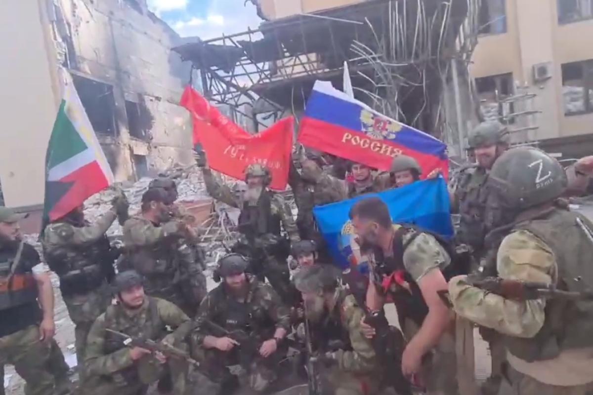 В Лисичанске захватчики устроили оргию возле разрушенного админздания: видео 