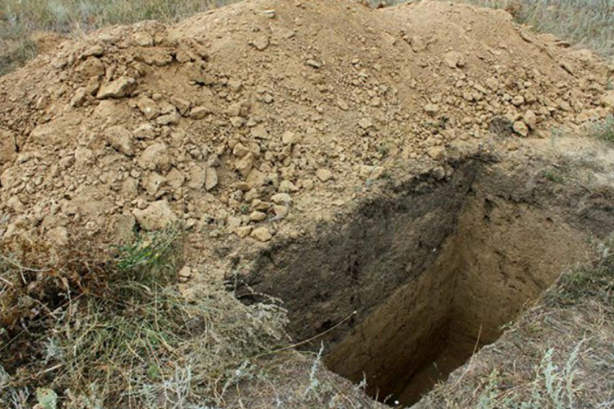 У Росії невідомі осквернюють могили окупантів, які воювали проти України У Росії невідомі осквернюють могили окупантів, які воювали проти України