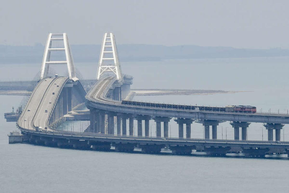 У районі Кримського мосту помічене сильне задимлення (фото, відео) У районі Кримського мосту помічене сильне задимлення (фото, відео)