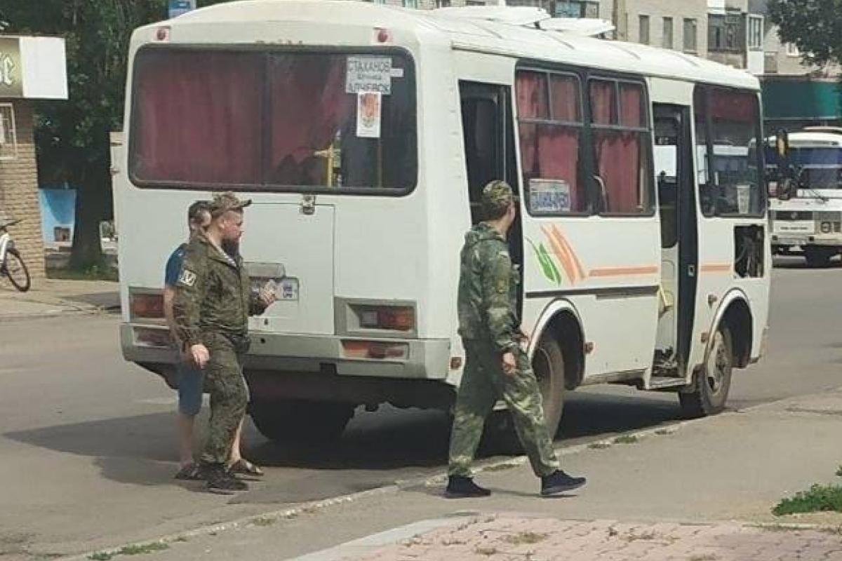 Новая волна "мобилизации": в "ЛНР" ловят и увозят на фронт несовершеннолетних и пенсионеров