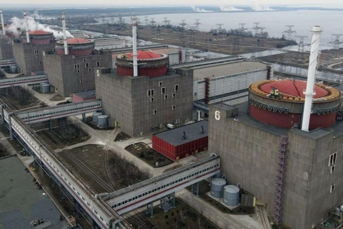 Российская армия снова обстреляла Запорожскую АЭС, снаряды попали рядом с хранилищем отработанного ядерного топлива Российская армия снова обстреляла Запорожскую АЭС, снаряды попали рядом с хранилищем отработанного ядерного топлива