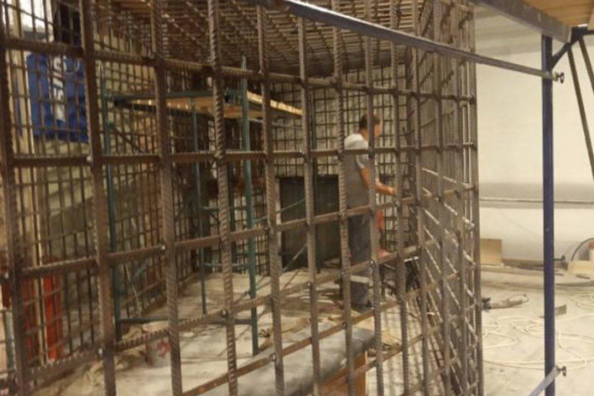 В Мариуполе оккупанты устанавливают клетки в филармонии, чтобы устроить самосуд над защитниками города, - горсовет В Мариуполе оккупанты устанавливают клетки в филармонии, чтобы устроить самосуд над защитниками города, - горсовет