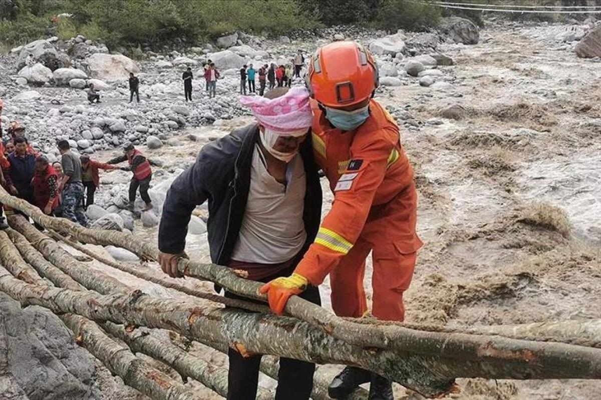 В результате землетрясения в Китае погибли около 90 человек В результате землетрясения в Китае погибли около 90 человек