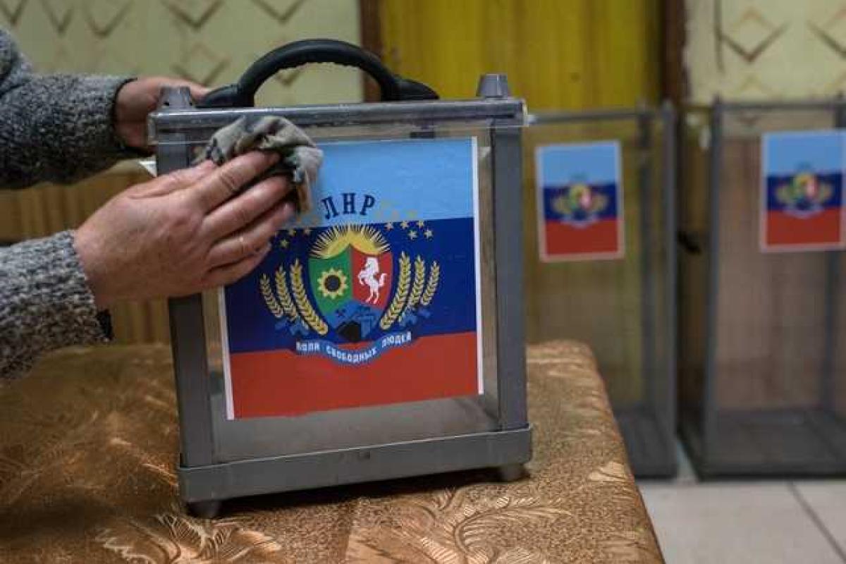 Запрет на выезд, обход квартир: оккупанты готовятся к "референдуму" на Луганщине