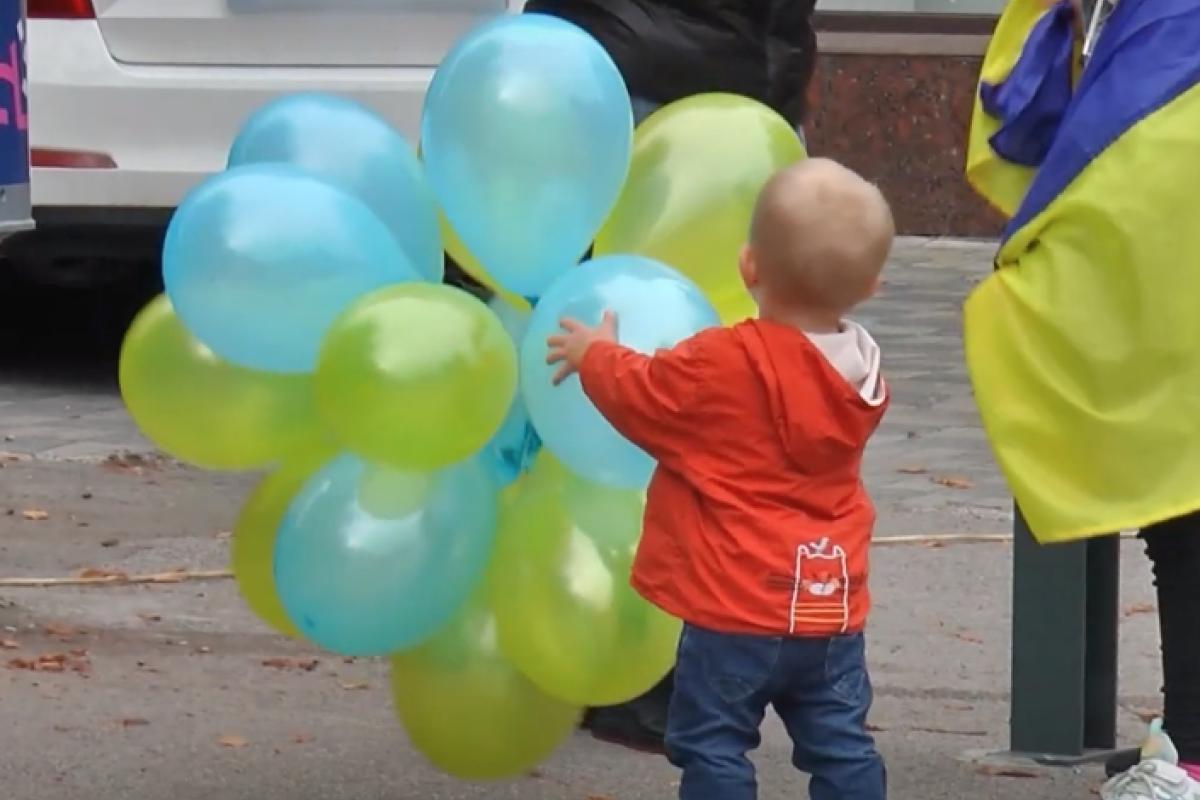 Переселенці з Лисичанська вийшли на акцію протесту проти "референдуму" (відео)