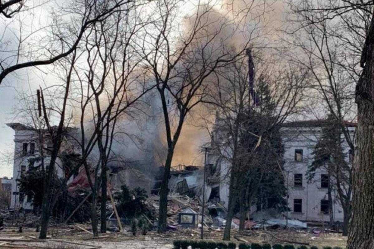 Приказ - "тихо бетонировать": в Мариуполе оккупанты заливают бетоном тела погибших в драмтеатре Приказ - "тихо бетонировать": в Мариуполе оккупанты заливают бетоном тела погибших в драмтеатре